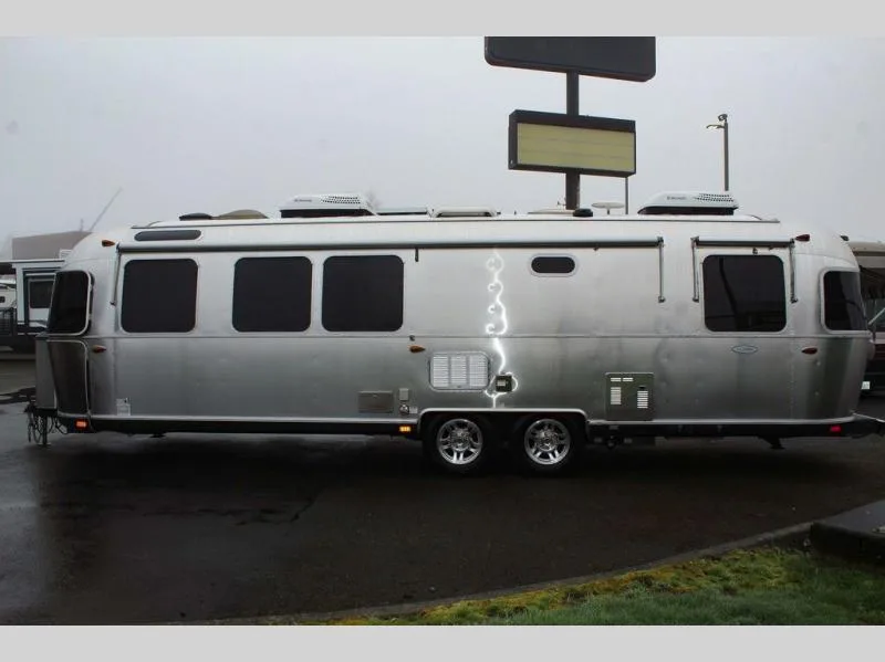 Used 2016 Airstream Classic 30 — photo 3