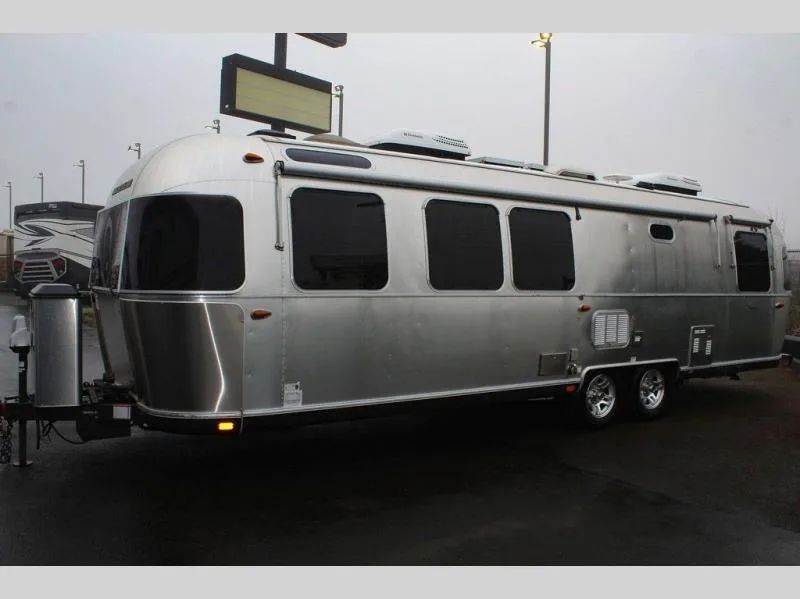 Used 2016 Airstream Classic 30 — photo 4
