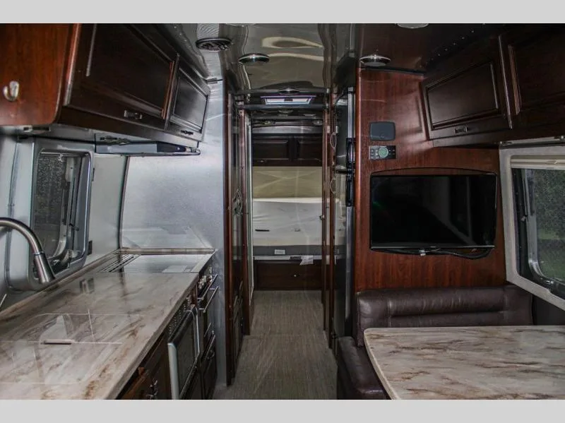Used 2016 Airstream Classic 30 — photo 6