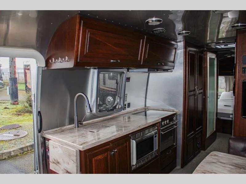 Used 2016 Airstream Classic 30 — photo 7