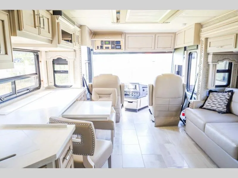 Used 2022 Newmar Ventana 3407 — photo 6