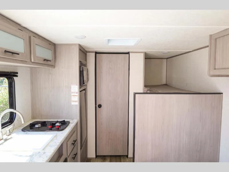 Used 2023 Dutchmen RV Coleman Lantern Series 17B — photo 2
