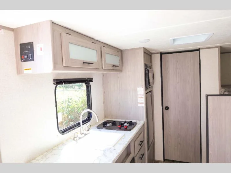 Used 2023 Dutchmen RV Coleman Lantern Series 17B — photo 3