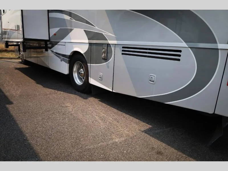Used 2012 Winnebago 36M — photo 2
