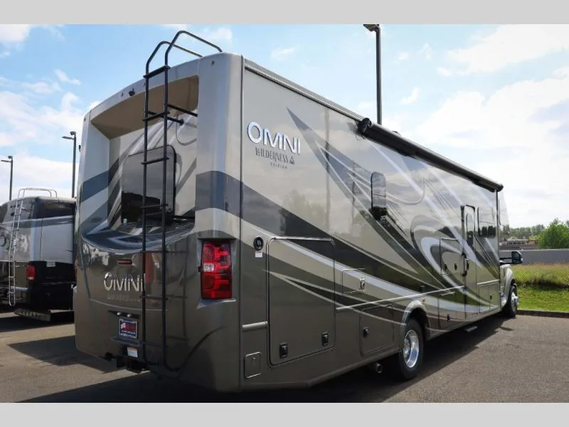 Used 2022 Thor Motor Coach Omni Super RS36 — photo 2