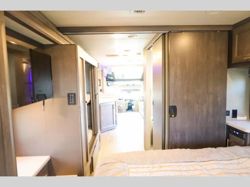 Used 2022 Thor Motor Coach Omni Super RS36 — photo 3