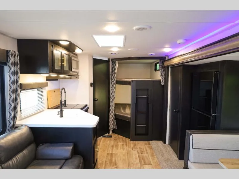 Used 2022 Forest River RV Cherokee Grey Wolf 274BRB — photo 6