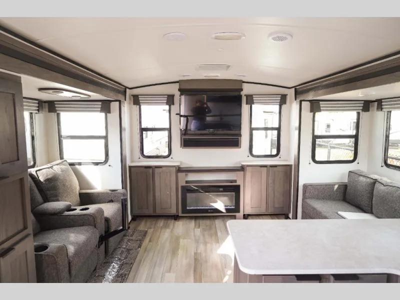 Used 2021 Cruiser RV 2780 — photo 4