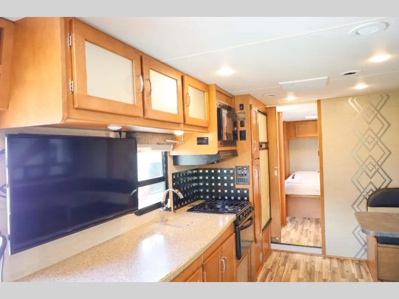 Used 2017 Winnebago Minnie Winnie 31G — photo 5