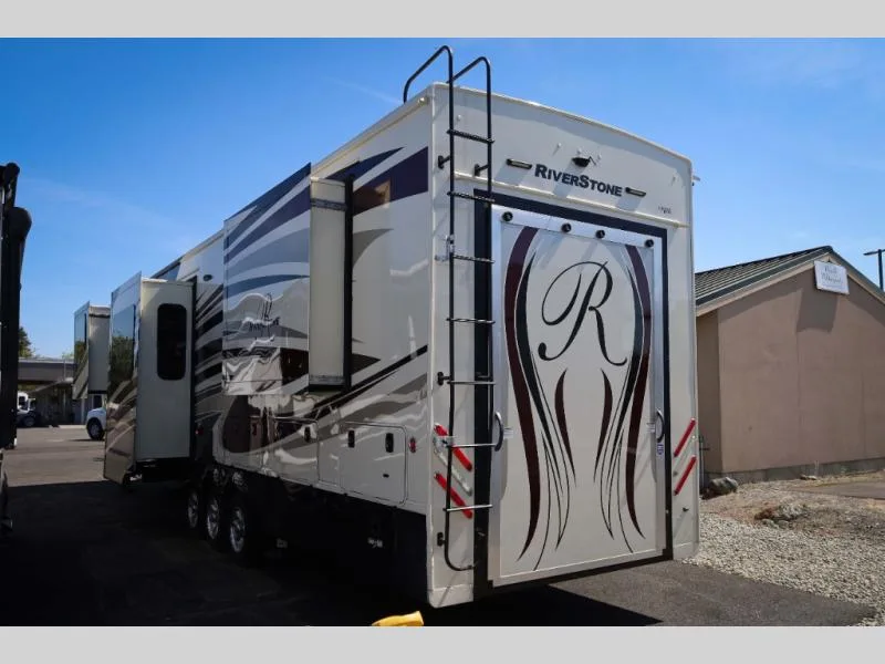 Used 2019 Forest River 39FK — photo 5