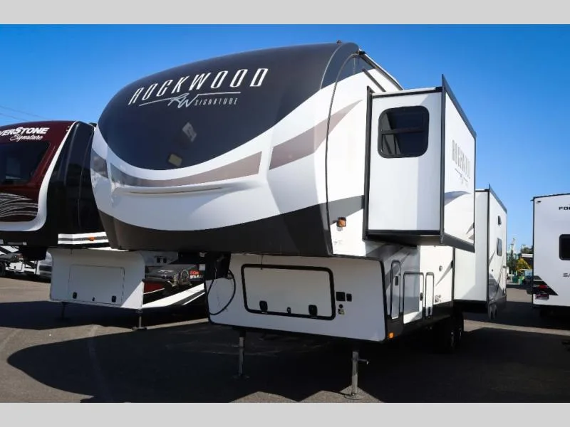 Used 2024 Forest River RV Rockwood Signature 361RL — photo 2