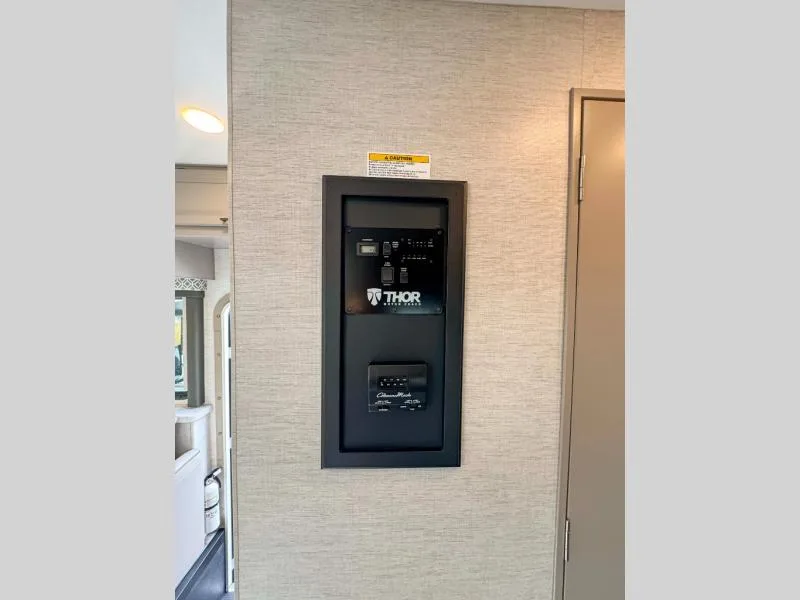 Used 2024 Thor Motor Coach Coleman 28CM — photo 3