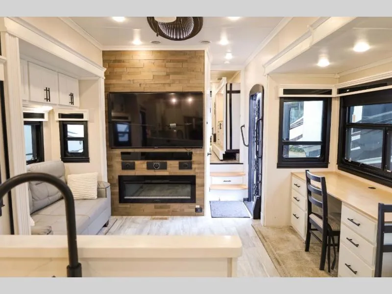 Used 2022 Forest River 39RK — photo 6