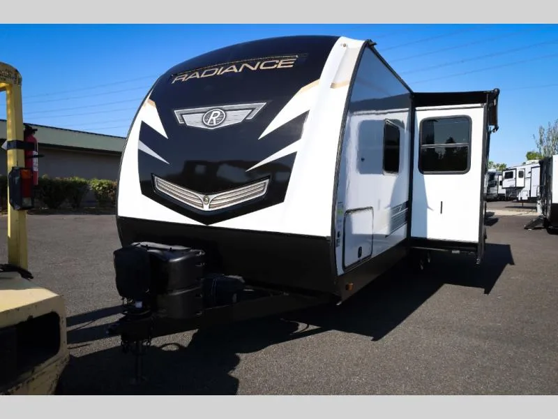 Used 2023 Cruiser Radiance Ultra Lite 25BH