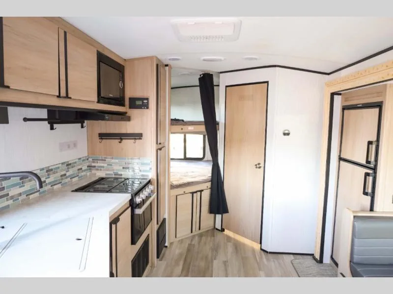 Used 2023 Cruiser Radiance Ultra Lite 25BH — photo 5