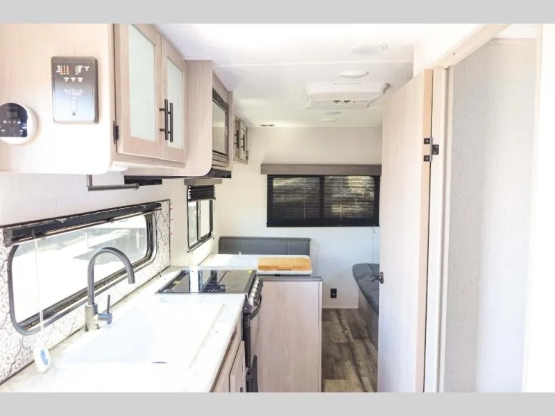 Used 2024 Keystone RV Coleman Lantern 202R — photo 6