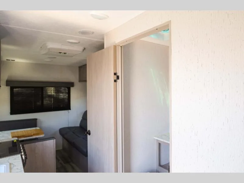 Used 2024 Keystone RV Coleman Lantern 202R — photo 7
